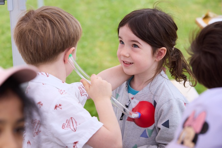 Mit Teddy, Stethoskop und Forschungsgeist: MINTmachtage bringen Kinder und Medizin zusammen