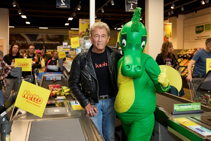 Peter Maffay engagiert sich ehrenamtlich an Netto-Kasse in München