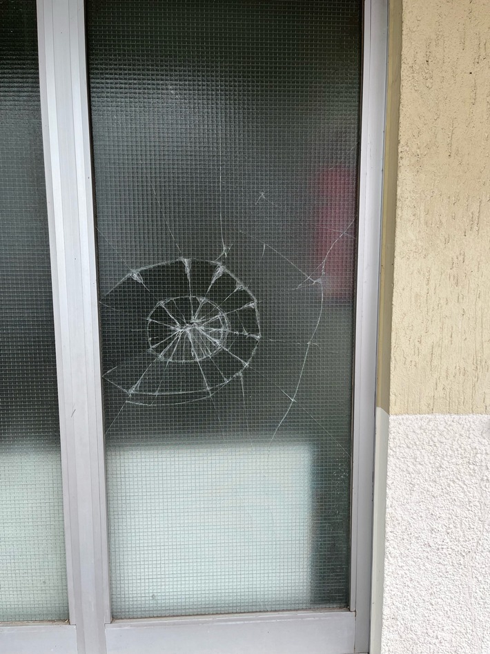 Hagen: Unbekannter Jugendlicher zerbricht Fenster eines Gemeindehauses