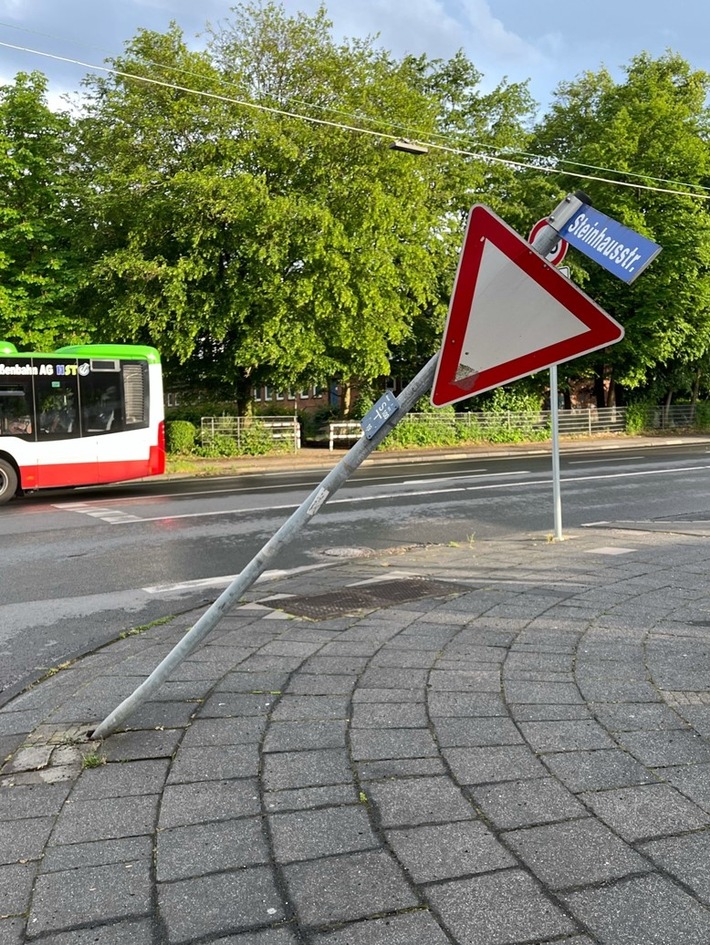 Hagen-Boele: Verkehrsunfall mit knapp 2 Promille – 70-jähriger Mann fährt über Bordstein und gegen Verkehrsschild