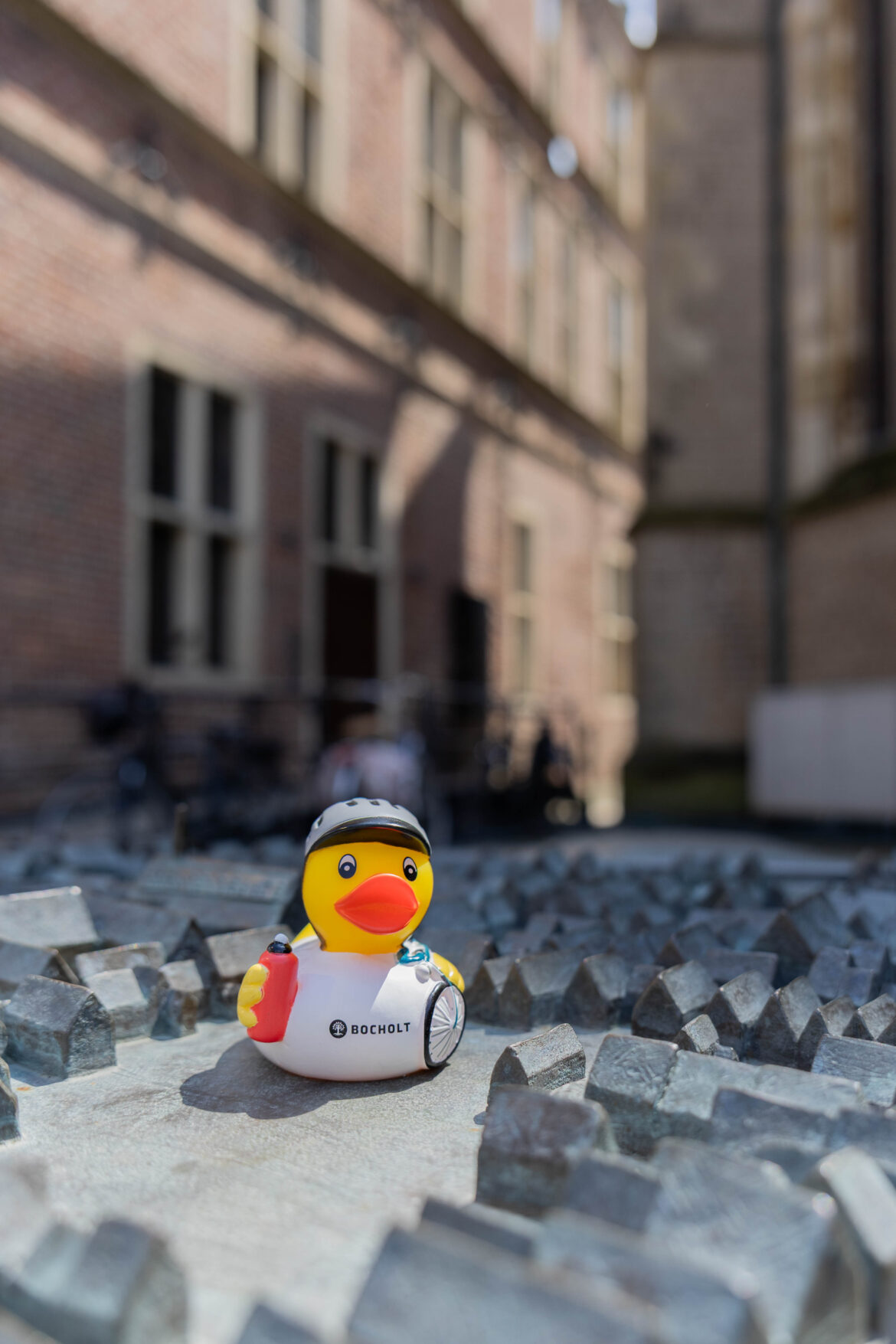 Stadtmarketing Bocholt: Ente auf Reisen – Die fröhliche Sommer-Mitmach-Aktion mit tollem Gewinnspiel.
