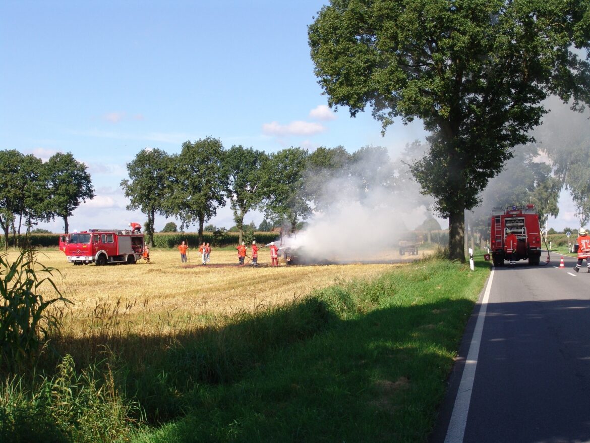 Düsseldorf: Vegetationsbrand – Feuerwehr kann Flammen schnell eindämmen, umfangreiche Nachlöscharbeiten