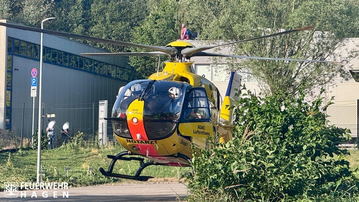 Hagen: Unfall auf Betriebsgelände, zwei verletzte Personen nach Reifenplatzer, Rettungshubschrauber im Einsatz