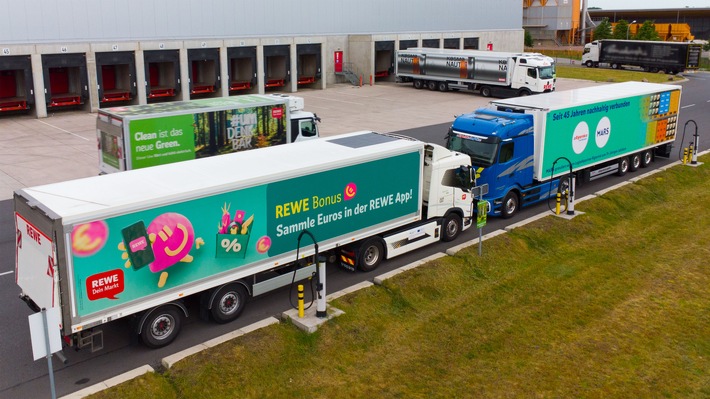 Partnerschaft für eine nachhaltige und resiliente Transportlogistik der FMCG-Branche: Mars und REWE elektrifizieren gemeinsam Transport-Pilotstrecke von den Fabriken bis in die Regale