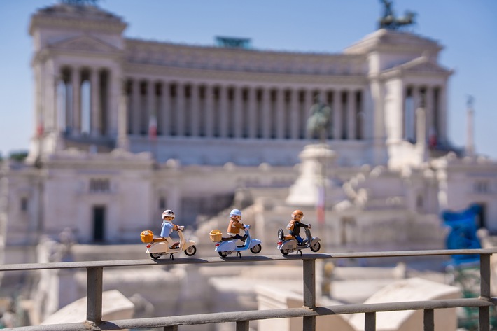 Playmobil feiert 80 Jahre Vespa in Rom