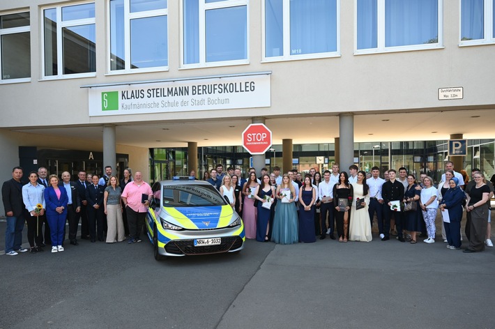 Hagen: Erfolgreich bestanden – 22 Schülerinnen und Schüler absolvieren den Bildungsgang Fachoberschule Polizei (FOS) und erlangen ihr Fachabi