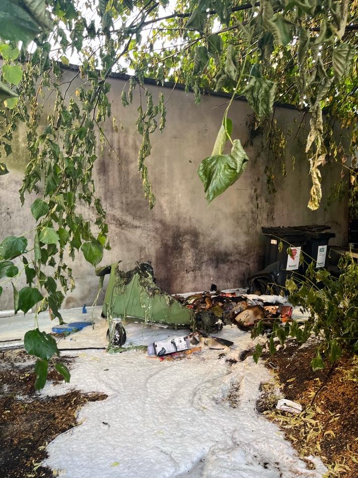 Hagen: Mülltonnen und Toilettenpapier in öffentlicher Toilette in Brand gesetzt