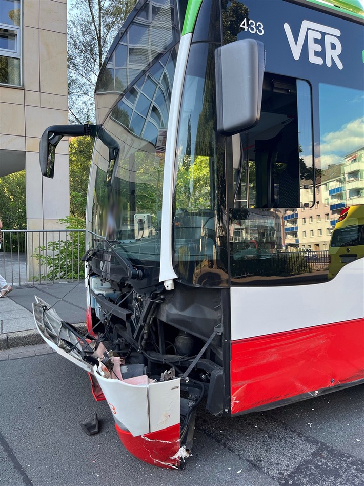 Hagen: Verkehrsunfall durch Sekundenschlaf – Auto kollidiert mit Bus