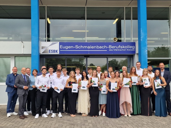 Zeugnisvergabe im Bildungsgang Fachoberschule Polizei – 22 Absolventinnen und Absolventen freuen sich über Fachabitur