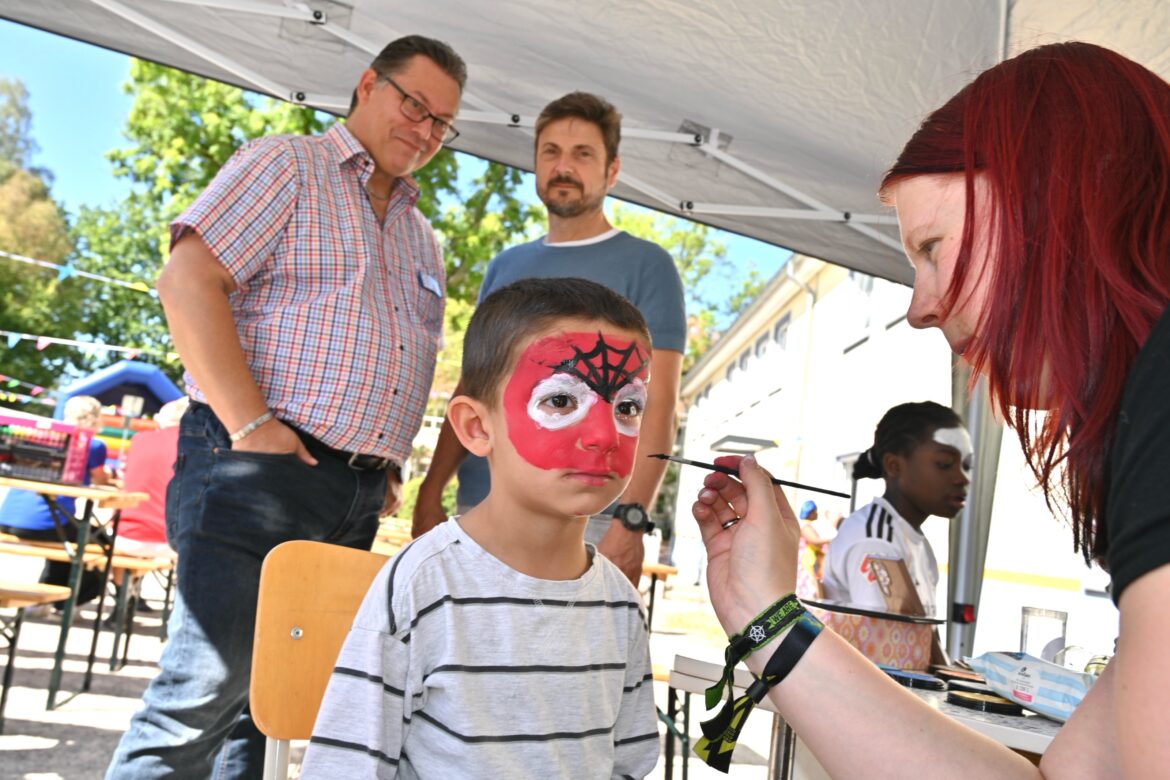Bochum: Fröhliches Sommerfest in der städtischen Unterkunft Wohlfahrtstraße