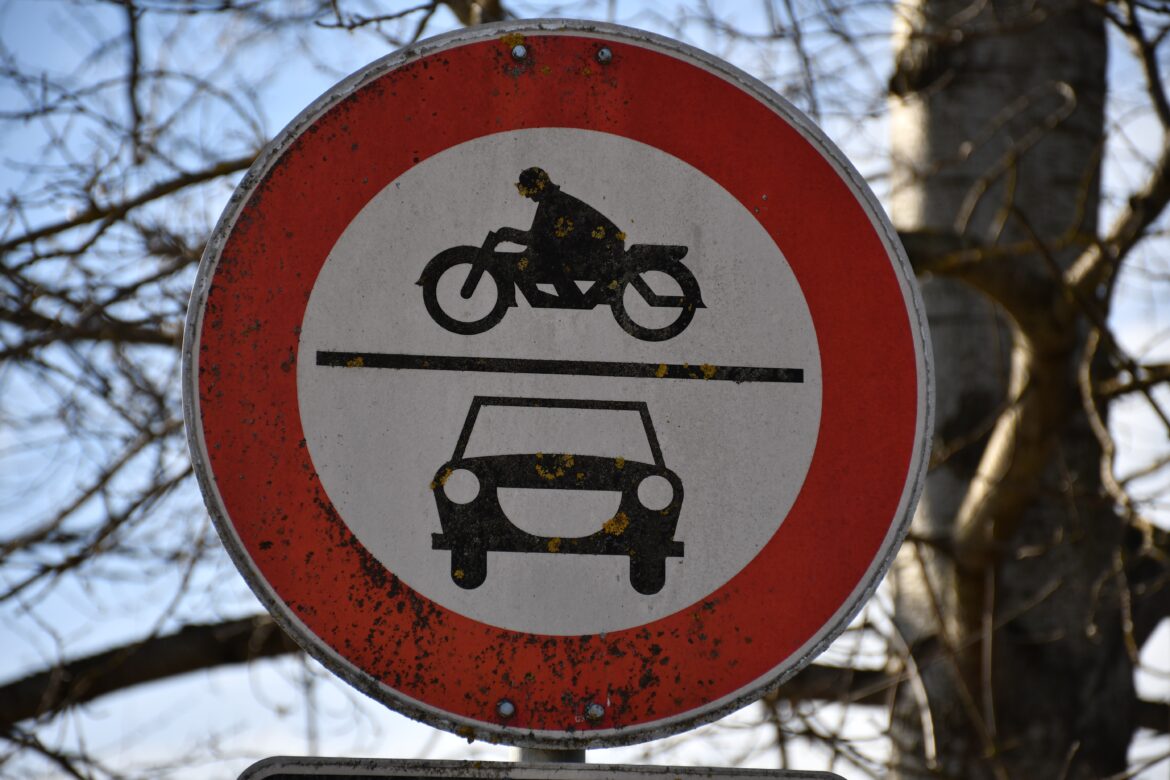 Breckerfeld: Durchfahrtsverbot ignoriert-Unfall im Baustellenbegegnungsverkehr-2 Fahrzeuge nicht mehr fahrbereit