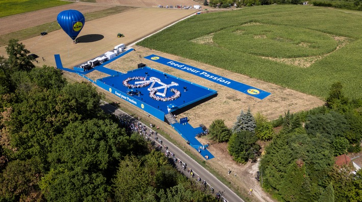 Die Fan-Tafel begeistert bei der Lidl Deutschland Tour Lidl sorgt für kulinarisches Highlight am Streckenrand und spektakuläre Bilder
