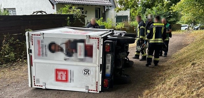 Hagen: 22-Jähriger verfährt sich mit Lieferwagen – beim Zurücksetzen umgekippt