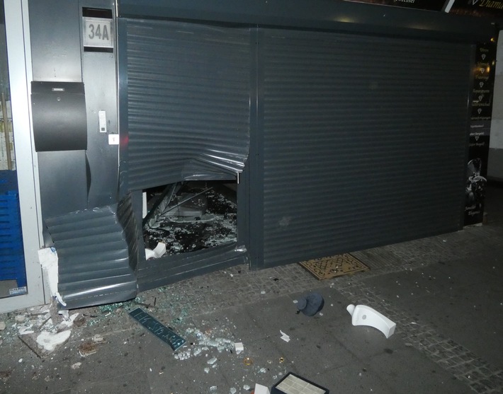 Hagen: Blitzeinbruch in der Hagener Innenstadt – Unbekannte fahren mit Auto in Schaufensterscheibe eines Juweliers