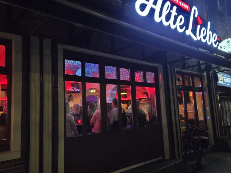 Noch mehr Live-Sport in Emden: Musikkneipe „Alte Liebe“ setzt als Sky Sportsbar & DAZN Sportsbar neue Maßstäbe