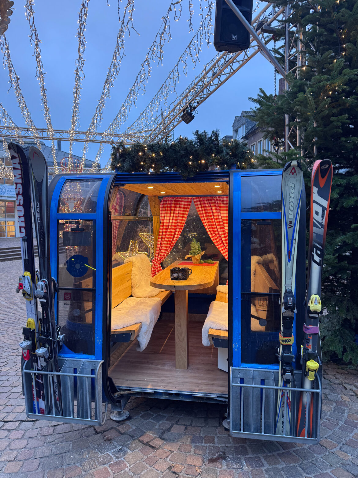 Gondeln im Winterdorf in Bocholt 27.11.26 – 10.01.27/ Wintererlebnis auf dem St.-Georg-Platz