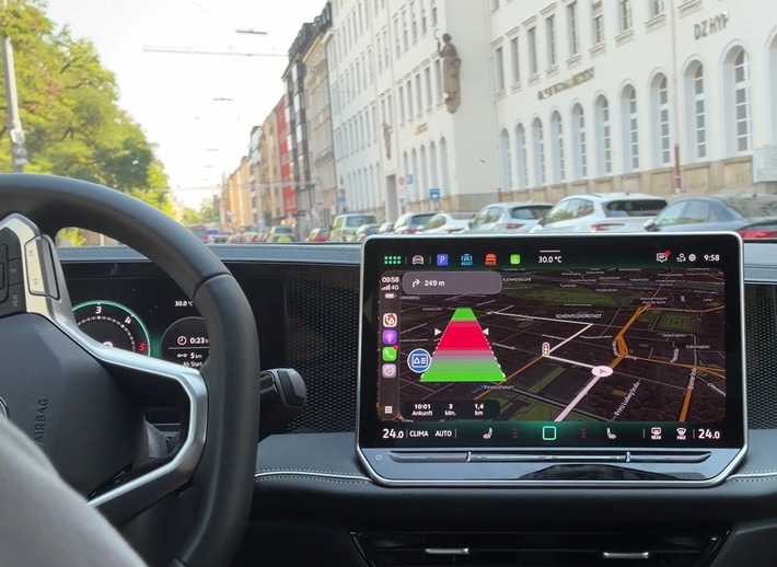Grüne Welle direkt im Dashboard trafficpilot 2.0 vereint Ampelprognose und Navigation