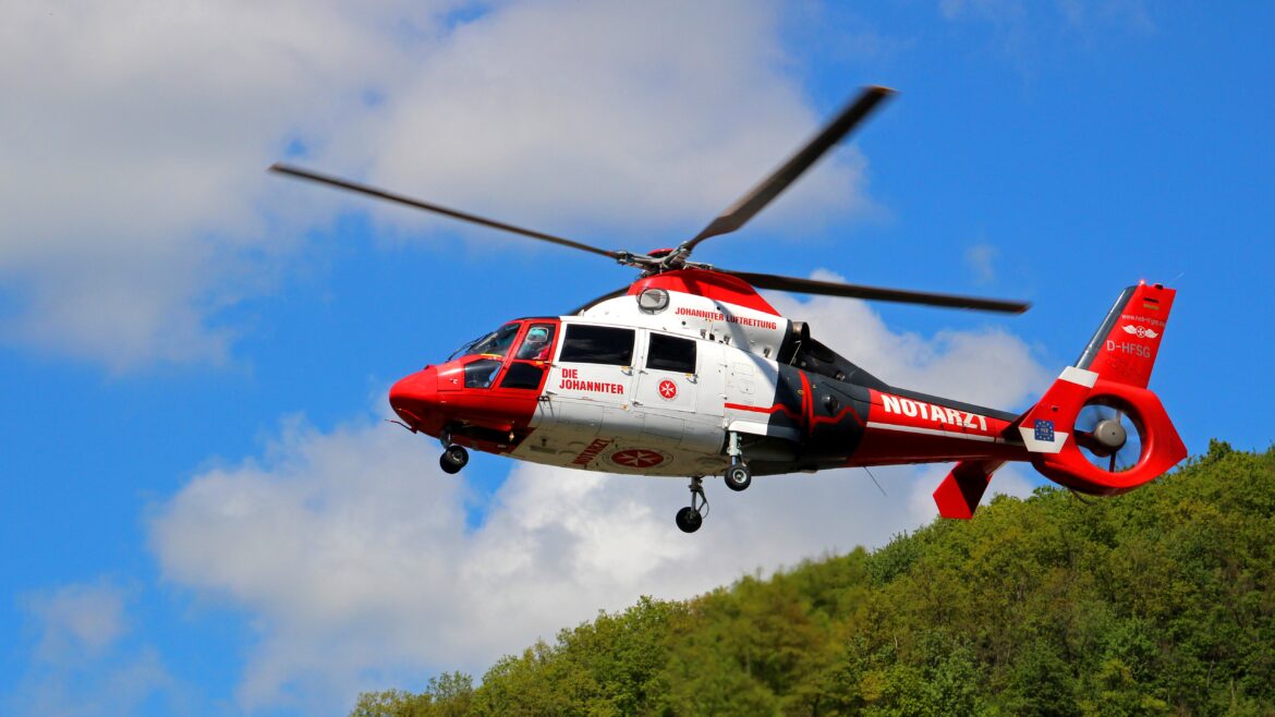 Wohnungsbrand in Derendorf – Feuerwehr rettet Bewohner, Rettungshubschrauber im Einsatz