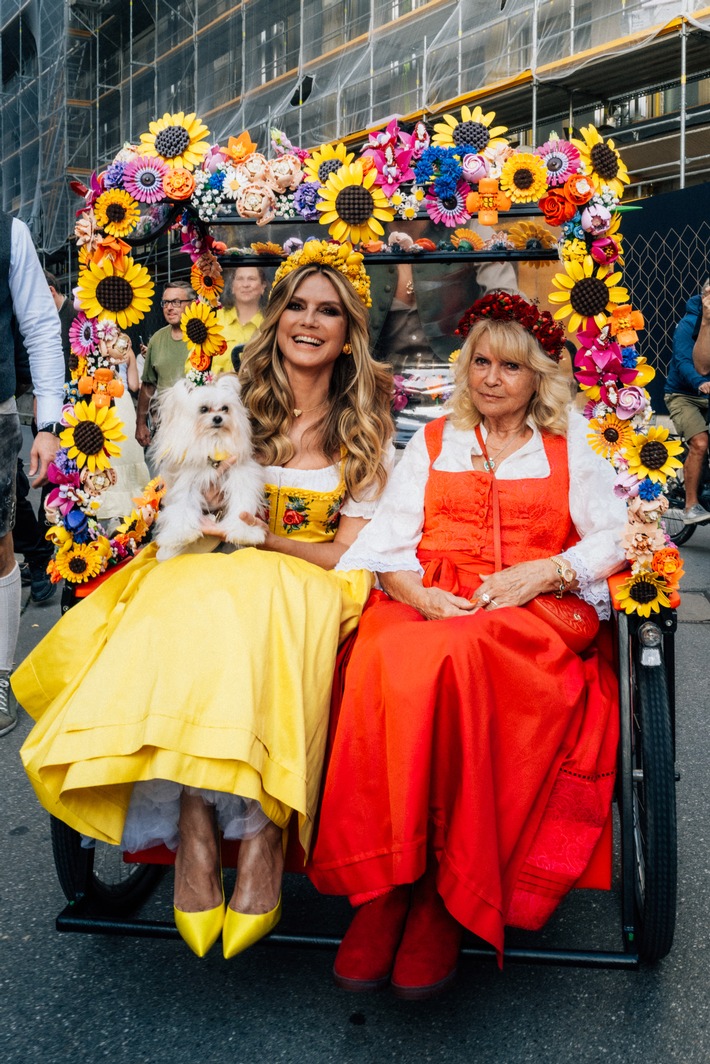 Heidi Klum in LEGO® Rikscha – 7000 LEGO® Botanicals lassen das HeidiFest aufblühen