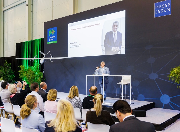 Herbert Reul besuchte Security Essen 2026 NRW-Innenminister sprach auf der Europäischen Drohnen-Fachtagung