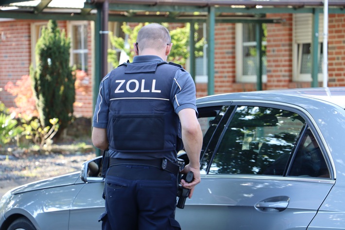 Zoll erwischt Reisende im Grenzgebiet Gronau-Enschede beim Drogenschmuggel 700 Gramm Cannabis im Gepäck