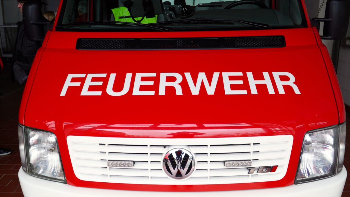Düsseldorf: Feuer in Schreinerei – Feuerwehr verhindert Brandausbreitung