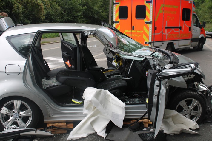 Hagen-Lennetal: 86-jährige Beifahrerin wird bei Verkehrsunfall schwer verletzt