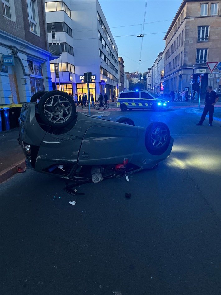 Hagen: Mikroauto überschlägt sich – zwei Insassen leicht verletzt