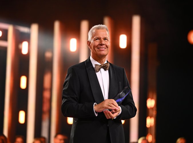 Ministerpräsident Wüst überreicht Peter Kloeppel den Ehrenpreis des Deutschen Fernsehpreises
