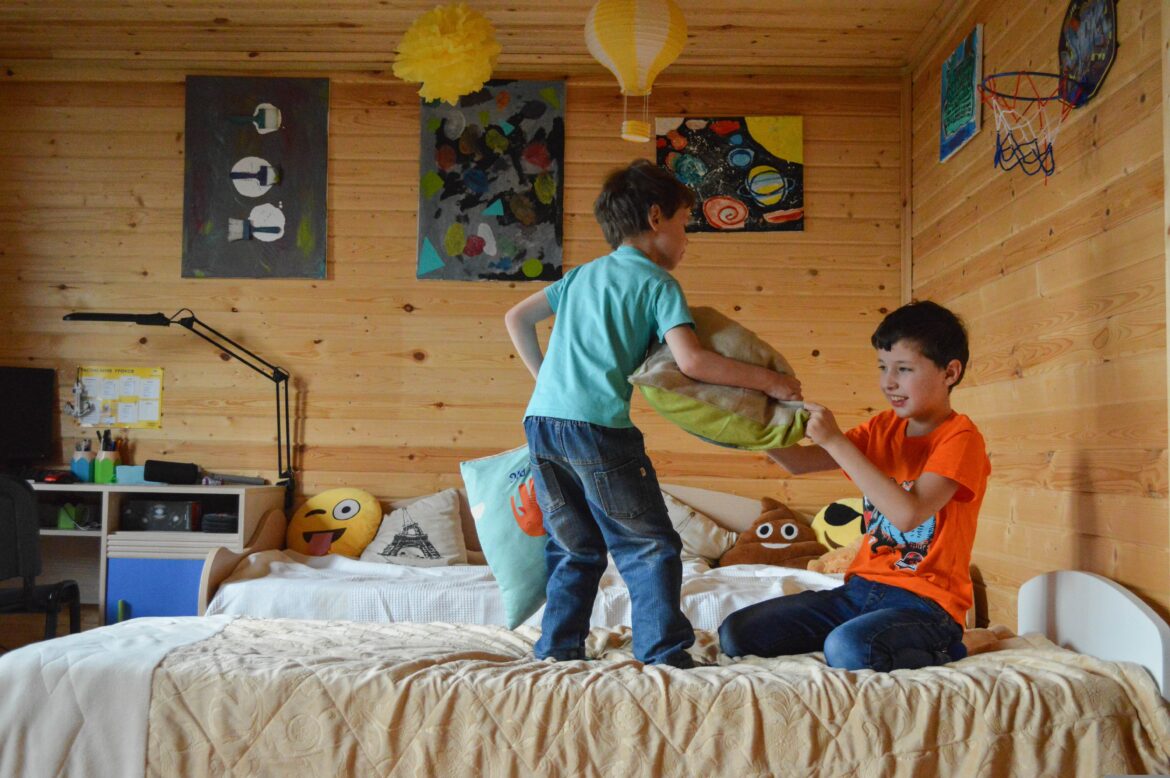 Dauerbeschallung im Kinderzimmer Warum auch Ohren Pausen brauchen