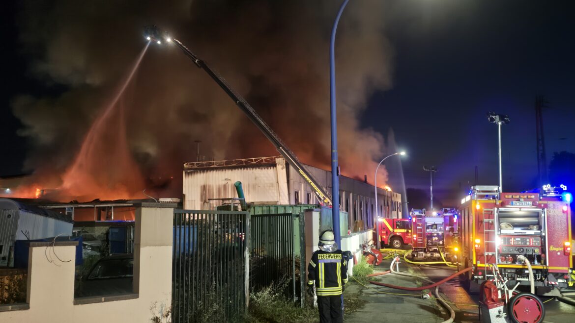 Großbrand in Schwerte-Westhofen – 160 Einsatzkräfte kämpfen gegen Flammeninferno in riesiger Lagerhalle