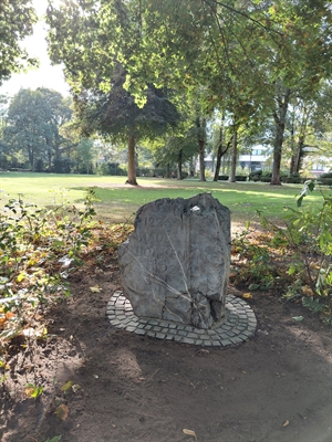 Borken: Zweiter Findling im Stadtpark erinnert an Borkens Stadtjubiläum