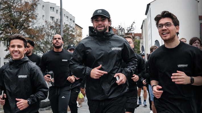 Gemeinsam durch Berlin: BRAUN und Arda Saatçi bringen beim ersten Braun Legendary Community Run rund 50 ausgewählte Teilnehmer auf die Strecke