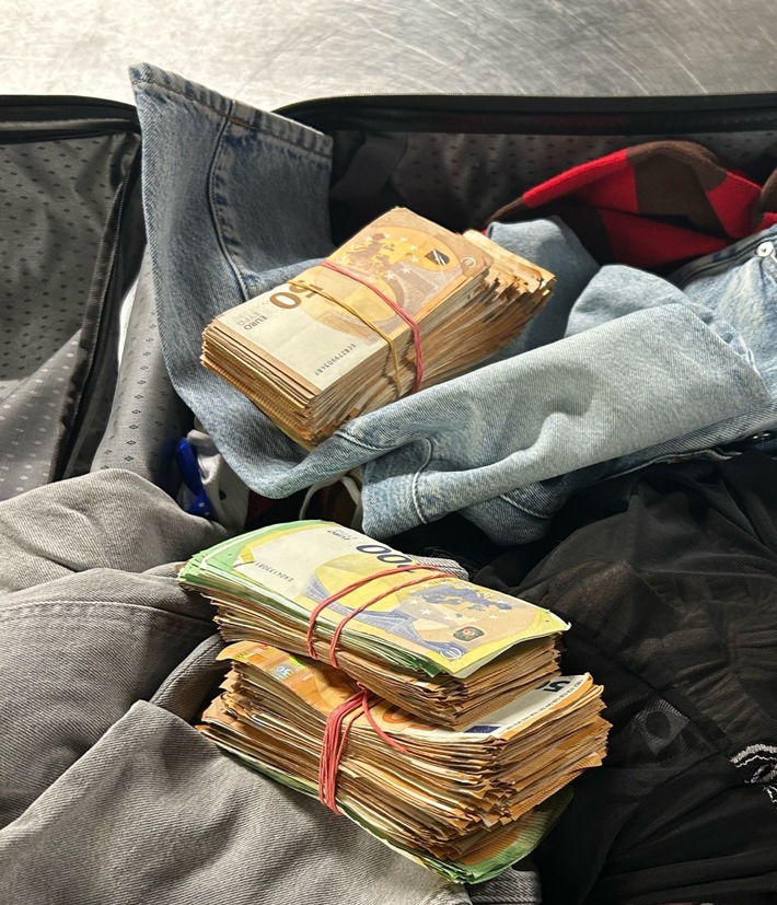 Dortmund: Über 74.000 Euro bei der Ausreise im Gepäck Zoll stoppt mutmaßlichen Geldwäscher