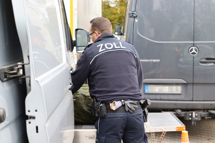 Zoll entdeckt Lachgaskartuschen in verlassenem Transporter Zwei Personen flüchten bei Zollkontrolle im Kreis Steinfurt – Staatsanwaltschaft Osnabrück leitet weitere Ermittlungen