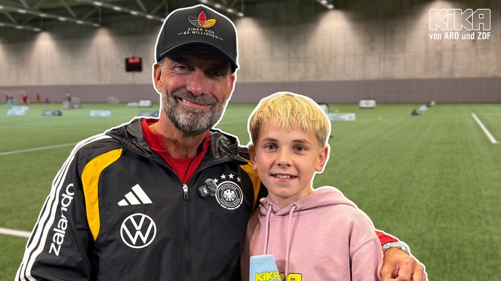 Jürgen Klopp: „Wenn’s nach mir geht, zwei Stunden Sport am Tag!“ KiKA-Kinder-Kommentator Charlie (14) interviewt Bundestrainer