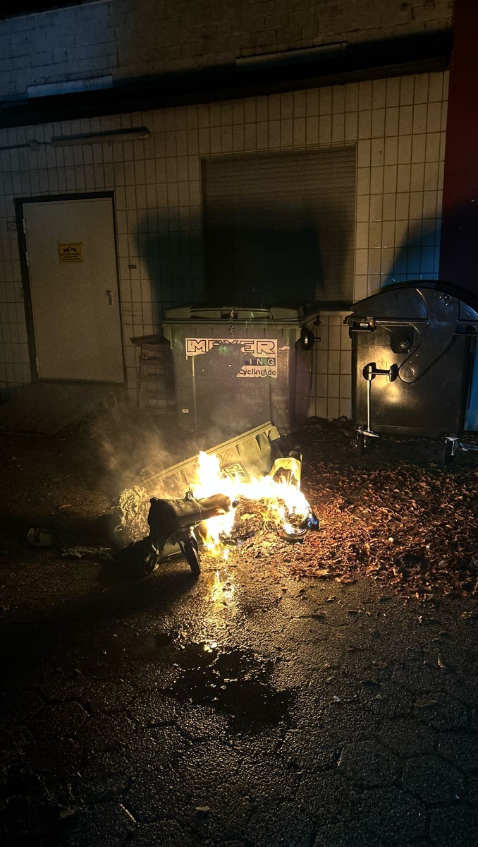 Hagen: Brennende Mülltonnen: Polizei fahndet mit mehreren Streifenwagen nach Tätern