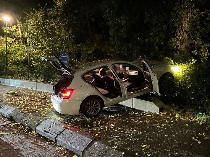 Hagen-Mitte: Fluchtversuch vor Polizei gescheitert: 32-jähriger Autofahrer verunfallt und wird leicht verletzt